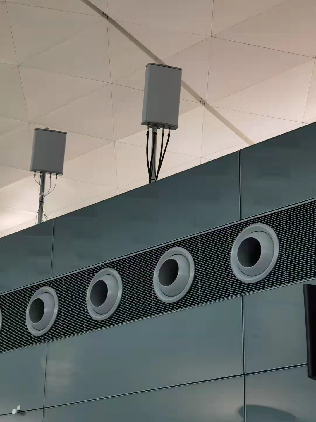 RF element, The 5G antenna solution for airport lounge